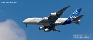 Airbus A380 im Landeanflug über Bremen